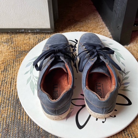 Women’s BORN genuine leather navy blue color sneakers. - Picture 4 of 17